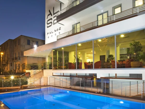 Talianska siesta a relax: 4* moderný hotel pri pláži, raňajky, bazény, možnosť wellness