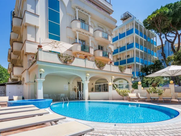 Rodinná dovolenka v Rimini: 4* hotel s raňajkami, bazénom a vírivkou, priamo pri pláži