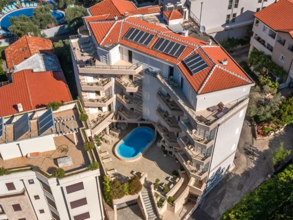 Dovolenka v Čiernej Hore: apartmány s vonkajším bazénom len 200 m od pláže
