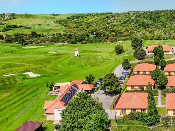 Pohoda v Slavkove pri golfovom ihrisku: raňajky alebo polpenzia a víno