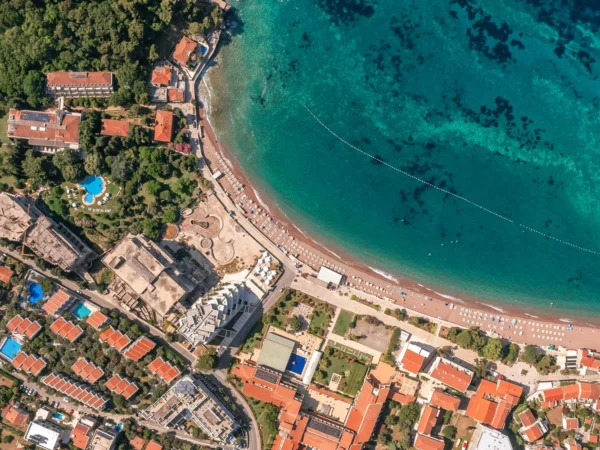 Dovolenka v Čiernej Hore pre 2-5 osôb: hotel 450 m od mora, raňajky aj bazén