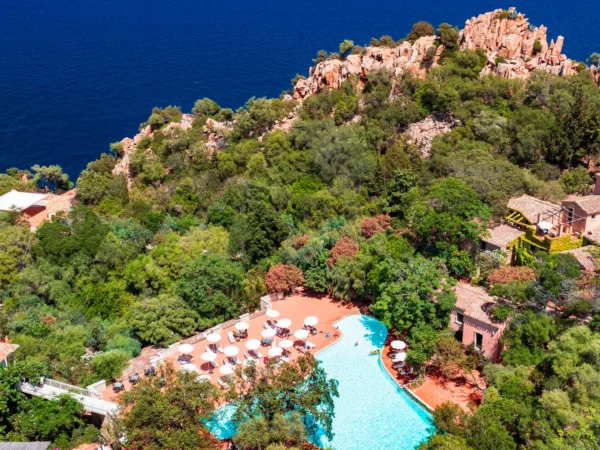 Sardínia: hotel Borgo Cala Moresca v rovnomennom zálive – bazény, stravovanie aj wellness a vstup do národného parku