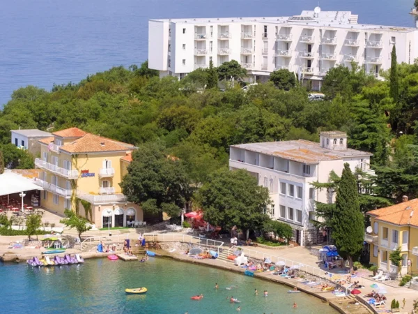 Chorvátska dovolenka na ostrove Krk: polpenzia, hotel 50 metrov od mora, športové aktivity