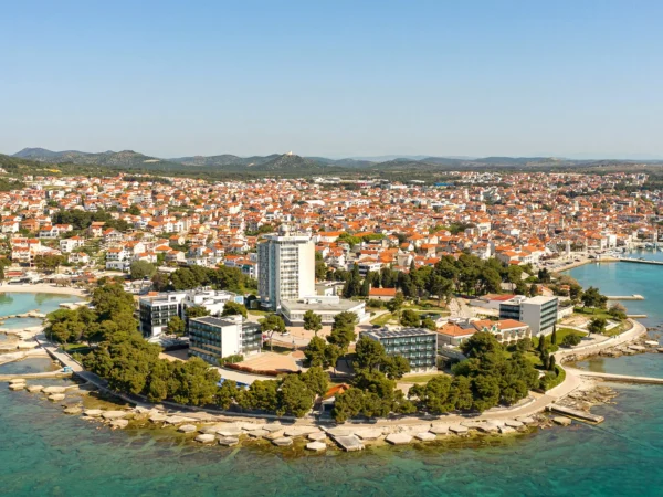 Dalmácia pre dvoch aj rodinu: 4* hotel pri mori, bohaté raňajky a večere, neobmedzene bazén