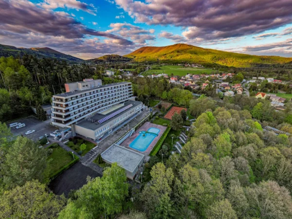 Relax v Rožnove: zrekonštruované izby, raňajky alebo polpenzia, sauna a bazény, masáž aj kúpeľ