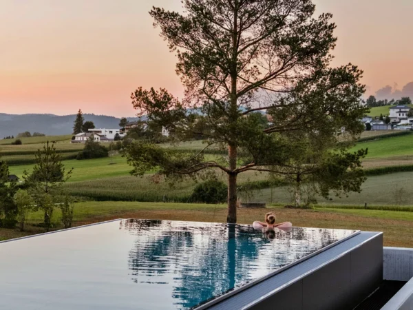 Načerpajte inšpiráciu a energiu: luxusný hotel kúsok od českých hraníc, infinity bazén, neobmedzený wellness