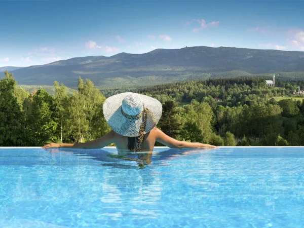 Moderný rezort v Sklárskej Porube: raňajky alebo polpenzia, wellness, infinity bazén