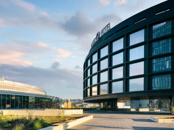 Moderný Stages Hotel**** pri O2 aréne: vychýrená kuchyňa, parkovanie v cene a skvelá dostupnosť do centra