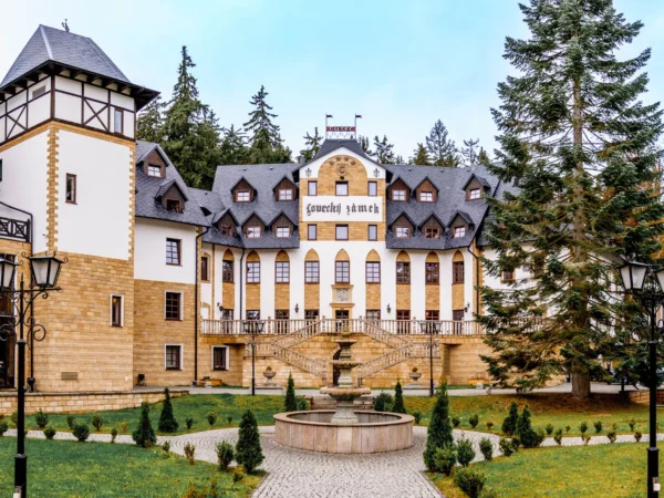 Pobyt na zámku pri Karlových Varoch: neobmedzený wellness, polpenzia, masáž aj procedúry
