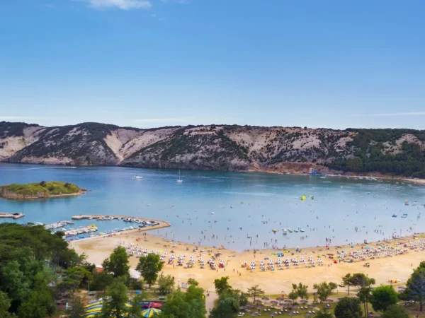 Dovolenka na ostrove Rab pri najkrajšej pláži Jadranu: polpenzia, deti do 11,9 rokov zdarma