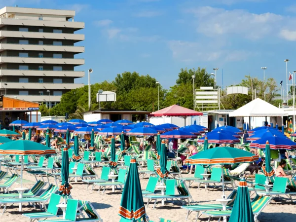 Dovolenka pri Rimini: hotel pri pláži, raňajky, polpenzia alebo plná penzia aj bazén a vírivka
