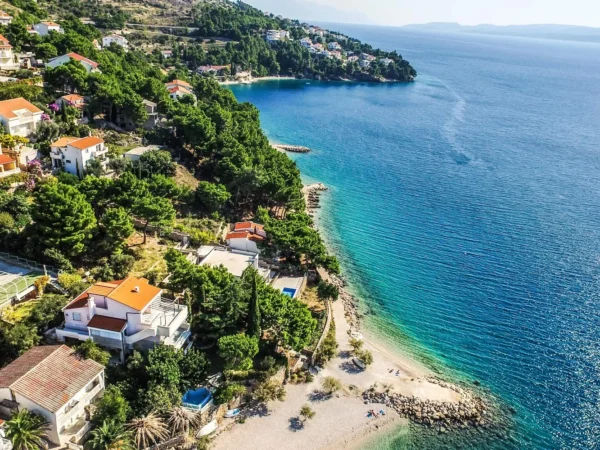 Omišská riviéra na 7 nocí: apartmány len 100 m od pláže s kapacitou až 6 osôb