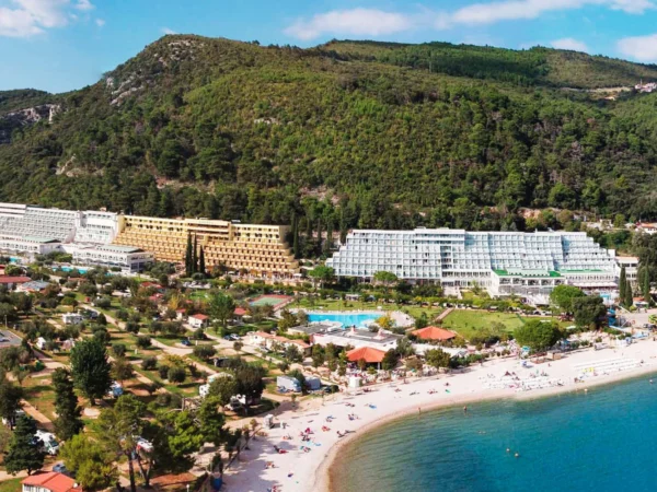 Dovolenka v Rabaci: 4* rodinný hotel pri pláži, bazény a raňajky, polpenzia alebo all inclusive