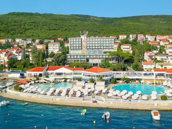 Chorvátsko: 4* hotel pri pláži s raňajkami alebo polpenziou a neobmedzeným wellness, 2 deti zdarma