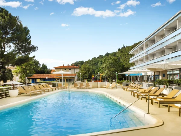 Hotel na Istrii pri pláži: strava a čapované nápoje pri večeri, neobmedzený wellness, 2 deti do 13,9 rokov zdarma