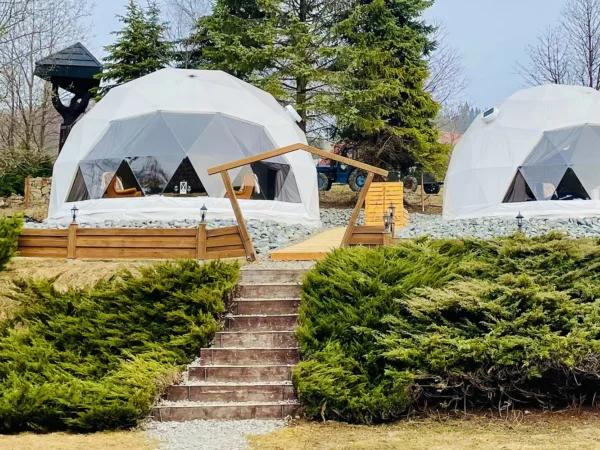 Glamping v Beskydách s raňajkami aj wellness: ubytovanie v luxusnej kupole, sauna a termálny bazén