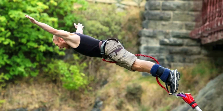 Vyrazte za adrenalínom: extrémny bungee jumping z najvyššieho mosta v Českej republike