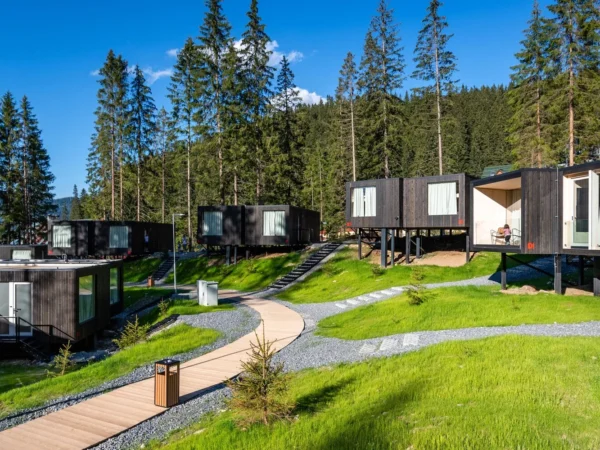 Dovolenka v unikátnych Björnson Tree Houses s novým exteriérovým wellness, 2 deti do 9,9 r. zadarmo