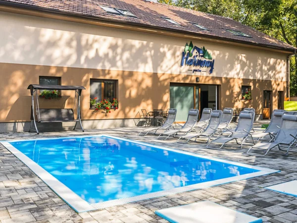 Pobyt len 300 m od zámku Lednice: penzión v parku, raňajky a bazén aj balíčky s privátnym wellness