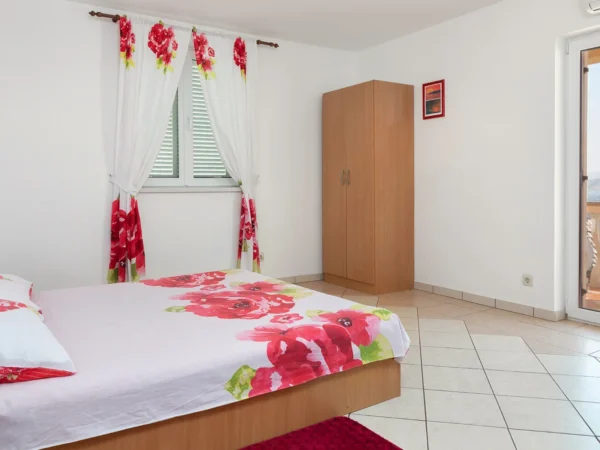Dovolenka v Chorvátsku: apartmány s klimatizáciou až pre 5 osôb, na pláž 400 m, vonkajší bazén