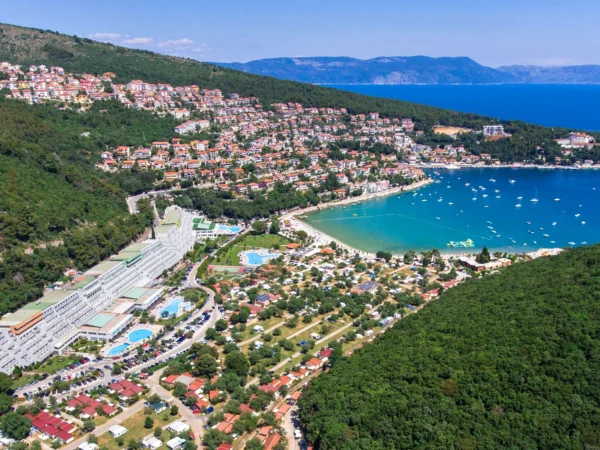 Chorvátsky Rabac: mobilný domček pre 4 osoby, blízko pláže, bazény, športový a zábavný program