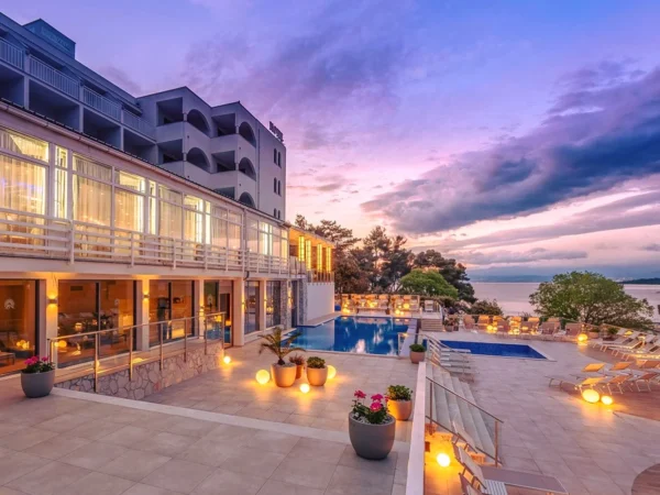 Ostrov Krk: 4* hotel pri kamienkovej pláži, polpenzia, bazén a deti zdarma