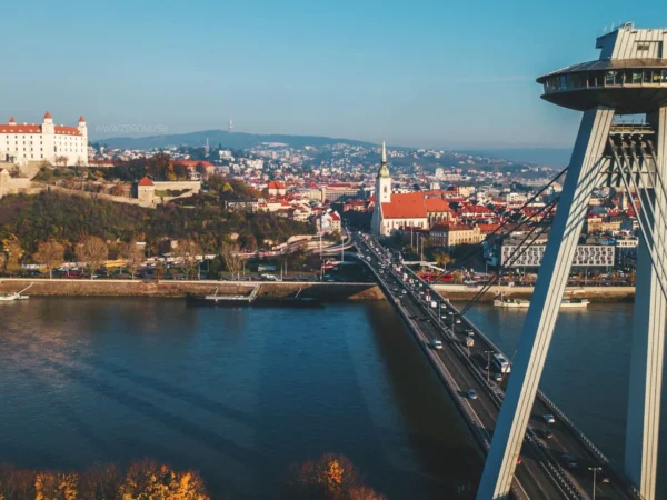Vyhliadka z UFO s drinkom či zámkom lásky