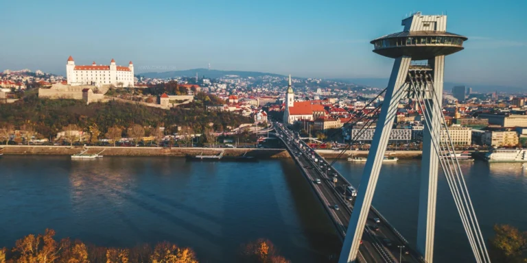 Vyhliadka z UFO s drinkom či zámkom lásky