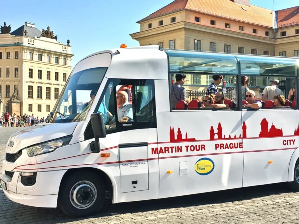 Okružná jazda Prahou: 1 hod. v otvorenom autobuse a 1 hod. plavby loďou pre deti i dospelých