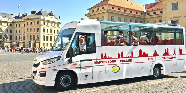 Okružná jazda Prahou: 1 hod. v otvorenom autobuse a 1 hod. plavby loďou pre deti i dospelých