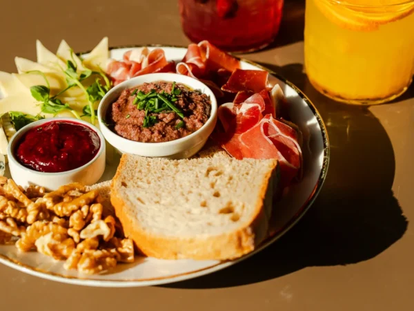 Tapas tanier s koktejlami alebo vínom pre dvoch
