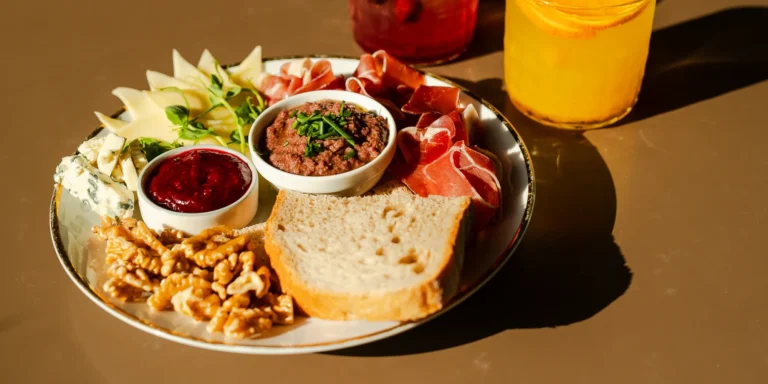 Tapas tanier s koktejlami alebo vínom pre dvoch