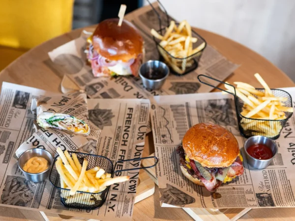 Kurací či syrový wrap alebo hovädzí burger aj s hranolčekmi a dipom