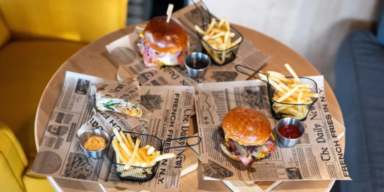 Kurací či syrový wrap alebo hovädzí burger aj s hranolčekmi a dipom
