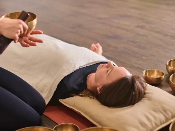 40-minútová zvuková terapia – Masáž zvukom: uvoľnenie tela vibráciami tibetských mís