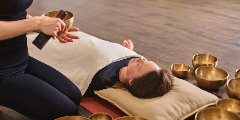 40-minútová zvuková terapia – Masáž zvukom: uvoľnenie tela vibráciami tibetských mís