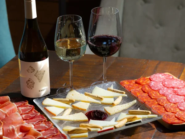 Španielske tapas s flašou vína v srdci Bratislavy pre 2 osoby