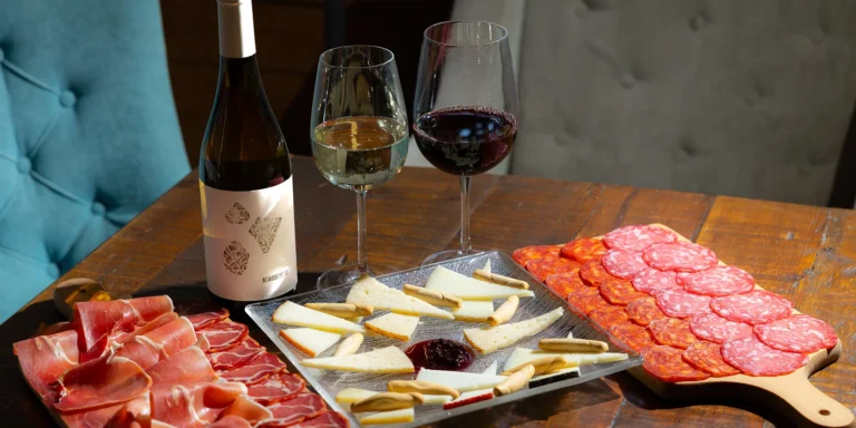 Španielske tapas s flašou vína v srdci Bratislavy pre 2 osoby