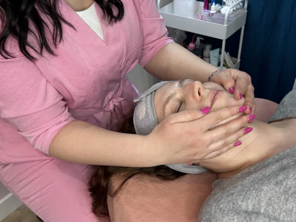 Relaxačné masáže tváre i dekoltu alebo hĺbkové čistenie s kvalitnou kórejskou kozmetikou