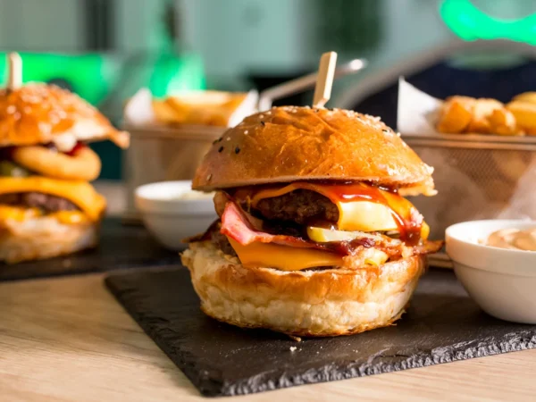 Burger menu: šťavnaté smashe alebo Loaded burger s trhaným mäsom pre 2 osoby