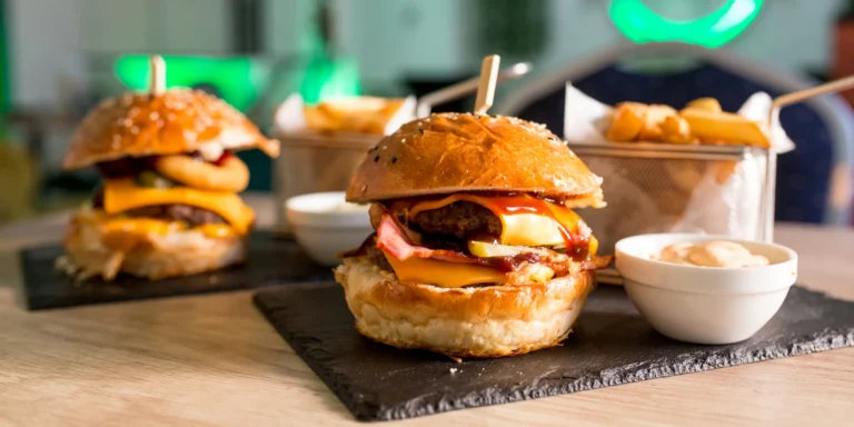Burger menu: šťavnaté smashe alebo Loaded burger s trhaným mäsom pre 2 osoby