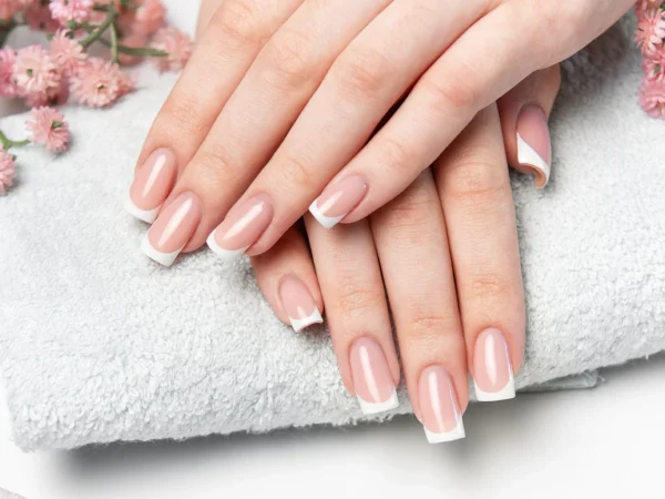 Precízna manikúra pre dámy aj pánov: gél lak, modelácia nechtov či japonský P-Shine