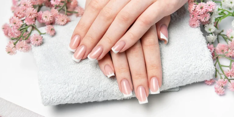 Precízna manikúra pre dámy aj pánov: gél lak, modelácia nechtov či japonský P-Shine