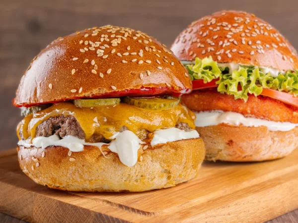 Fantastické Regal Burger Combo s hranolčekmi a nápojom – 4 druhy!