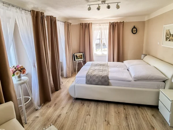 Šik apartmány v historickej budove blízko centra Banskej Štiavnice: parkovanie vo dvore zadarmo