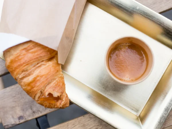 Káva s plneným croissantom: cappuccino, ice caffé aj matcha