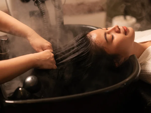 Head Spa rituál s infra hrebeňom, parnou saunou a maskou s mikročasticami zlata