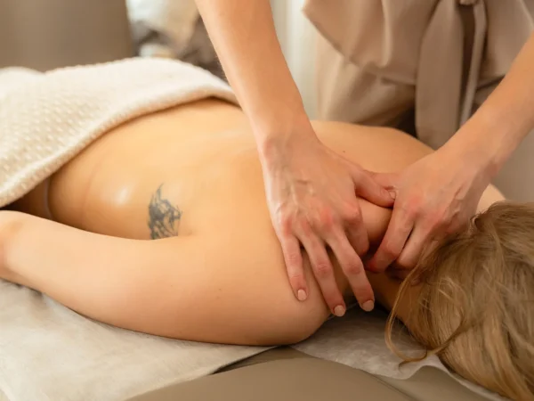 Masáže: relaxačná, športová, bankovanie aj svetelná terapia na jednom mieste