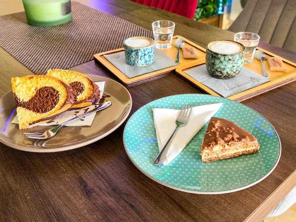 Káva, matcha, wafle alebo koláč s citronádou v kaviarni v centre mesta