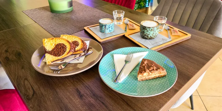 Káva, matcha, wafle alebo koláč s citronádou v kaviarni v centre mesta